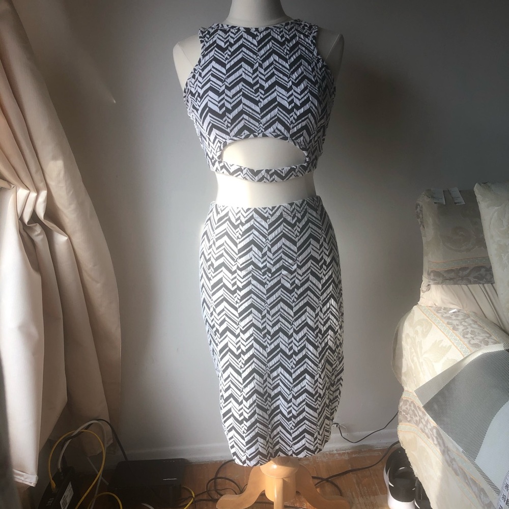 Fits M / L New stretchy matching suit crop top and skirt
